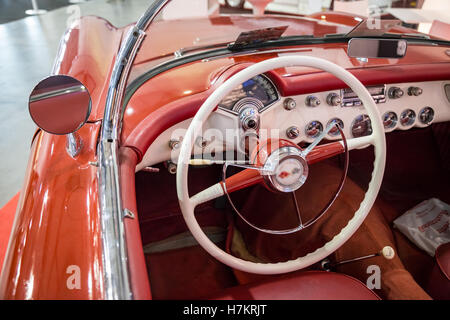 Il bianco e il rosso cruscotto di un'auto d'epoca. Foto Stock