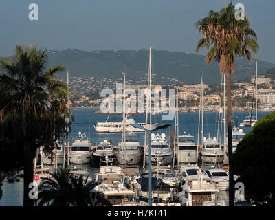 AJAXNETPHOTO. 2016. CANNES, Francia. - COTE D'Azur Resort - cercando di fronte alla baia di Cannes verso il vecchio porto e città con super yacht e incrociatori motore ormeggiata in porto Pierre Canto MARINA. Foto:JONATHAN EASTLAND/AJAX REF:GX163110 6445 Foto Stock