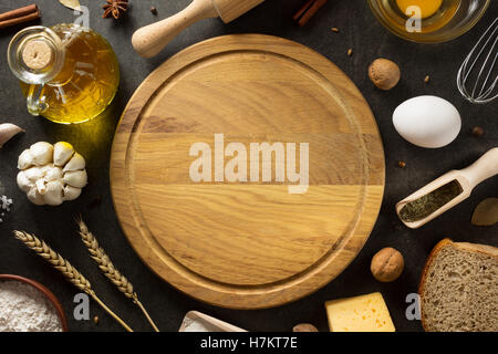 Prodotti da forno su nero texture di sfondo Foto Stock