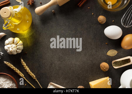 Prodotti da forno su nero texture di sfondo Foto Stock