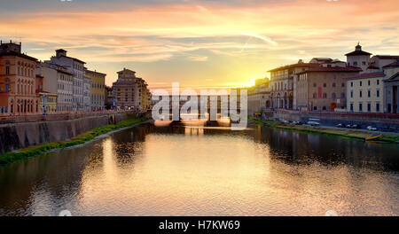 Il Ponte Vecchio sull'Arno a Firenze all'alba, Italia Foto Stock
