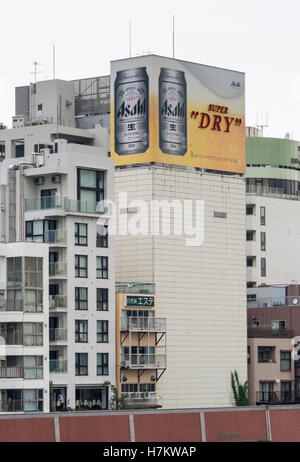 Asahi Super Dry birra può billboard. Foto Stock