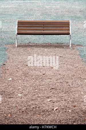 Legno vuota una panchina nel parco. Concetto di assenza, la vacuità e la tranquillità Foto Stock