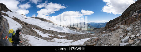 Sulla strada per il Capanna Gnifetti, Monte Rosa imponenti montagne, Staffal, Alpi, Italia, Europa, UE Foto Stock