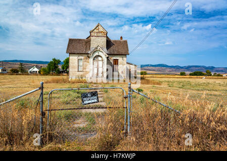 Nessun segno sconfinamenti di davanti di una vecchia casa abbandonata in Ovidio, Idaho Foto Stock