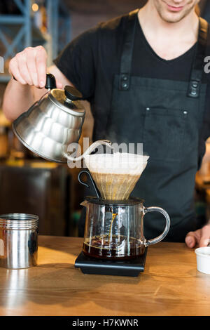 Barista rendendo kemeks caffè Foto Stock