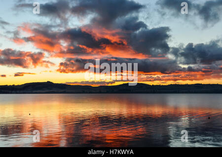 Tramonto colorato nel maestoso lago Taupo nell'Isola del nord della Nuova Zelanda Foto Stock