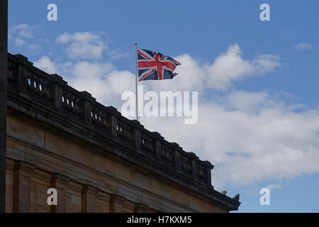 Unione jack su edificio Georgiano bandiera Edimburgo, Scozia, Regno Unito Foto Stock