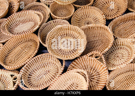 Fatte a mano cesti Sweetgrass presso la città di Charleston Mercato in Charleston, Carolina del Sud Foto Stock