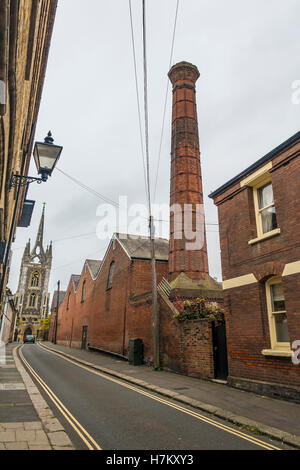 Birreria vecchio camino e Santa Maria della Carità Chiesa - Church Street Faversham Kent Foto Stock