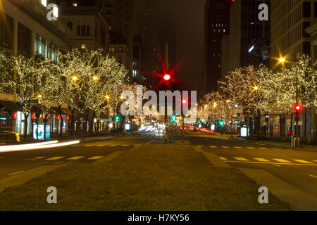 Natale cityscape notte con sfocato auto della luci di arresto Foto Stock