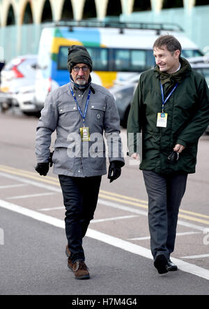 Brighton Sussex, Regno Unito. 6 Nov, 2016. Eddie Jordan avvolto a caldo al traguardo della Bonhams Londra a Brighton Veteran Car Run Credit: Simon Dack/Alamy Live News Foto Stock