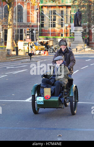 Londra, Regno Unito. 6 Nov, 2016. Un 1904 Humber Olympia guida tandem attraverso il centro di Londra durante l annuale Bonhams Londra a Brighton Veteran Car Run. 428 veicoli hanno preso parte a questo anno di esecuzione che avviene ogni prima domenica del mese di novembre e commemora l'Emancipazione originale esecuzione del 14 novembre 1896. preceduto da un uomo a piedi che porta una bandiera rossa. Credito: Michael Preston/Alamy Live News Foto Stock