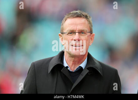 Leipzig, Germania. 6 Nov, 2016. Lipsia si è direttore sportivo Ralf Rangnick sorrisi durante la Bundesliga partita di calcio tra RB Lipsia e FSV Mainz 05 alla Red Bull Arena di Lipsia, in Germania, 6 novembre 2016. Foto: JAN WOITAS/dpa (EMBARGO CONDIZIONI - ATTENZIONE: grazie all'accreditamento guidlines, il DFL consente solo la pubblicazione e utilizzazione di fino a 15 immagini per corrispondenza su internet e nei contenuti multimediali in linea durante la partita.) © dpa/Alamy Live News Foto Stock