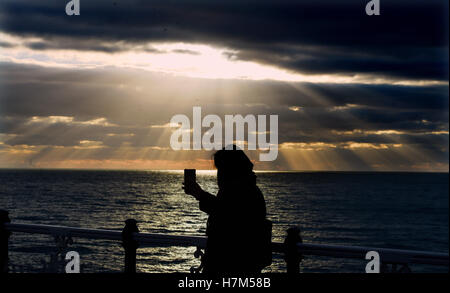 Brighton Sussex, Regno Unito. 6 Nov, 2016. La luce del sole si rompe drasticamente attraverso le nuvole al tramonto su Brighton dopo un'altra bella giornata autunnale nel sud della Bretagna Credito: Simon Dack/Alamy Live News Foto Stock