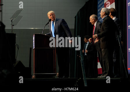 Sioux City, Iowa, USA, 6 novembre, 2016 Donald Trump risolve un overflow folla di tifosi 5000 questa mattina nella città di Sioux, Iowa. Sul successivo all'ultimo giorno della campagna Credito: mark reinstein/Alamy Live News Foto Stock