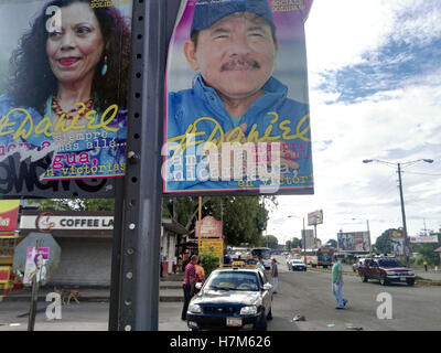 Managua, Nicaragua. 6 Nov, 2016. Tabelloni di elezioni presidenziali e vice candidati presidenziali sono visti sulla strada di Managua capitale del Nicaragua, il nov. 6, 2016. Nicaraguensi andare alle urne domenica a votare per un presidente e un vice-presidente, deputati per gli enti locali e i governi centrali, come pure per il Parlamento centroamericano. © Oscar Navarrete/Xinhua/Alamy Live News Foto Stock