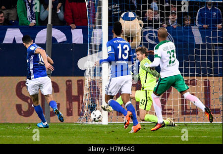 Veltins Arena Gelsenkirchen (Germania). 6 Nov, 2016. Prima Bundesliga calcio stagione 2016/17 10. Giornata 10, Schalke 04 (S04) vs. Werder Bremen --- Nabil Bentaleb (S04, sinistra) punteggi il 2:0 Credito: kolvenbach/Alamy Live News Foto Stock