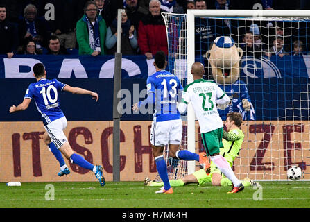 Veltins Arena Gelsenkirchen (Germania). 6 Nov, 2016. Prima Bundesliga calcio stagione 2016/17 10. Giornata 10, Schalke 04 (S04) vs. Werder Bremen --- Nabil Bentaleb (S04, sinistra) punteggi il 2:0 Credito: kolvenbach/Alamy Live News Foto Stock