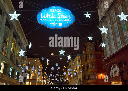 Londra, Regno Unito. 6 Nov, 2016. La Oxford Street decorazioni di Natale e le luci sono state commutate e quest'anno il tema è di piccole stelle in aiuto del NSPCC. Credito: Paul Brown/Alamy Live News Foto Stock