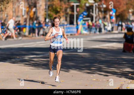 New York, Stati Uniti d'America. 6 Nov, 2016. American Molly Huddle passa attraverso Harlem in New York vicino al 22 mile mark vicino a Mount Morris Park domenica 6 novembre 2016 nel 46th annuale di TCS New York City Marathon. Huddle è entrato al terzo posto in campo femminile divisione a 2 ore 28 minuti 13 secondi. ( © Richard B. Levine) Credito: Richard Levine/Alamy Live News Foto Stock