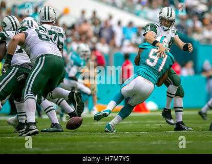 Giardini di Miami, Florida, Stati Uniti d'America. 6 Nov, 2016. Delfini di Miami difensivo fine Cameron Wake (91), le strisce la palla lontano da New York getti quarterback Ryan Fitzpatrick (14), durante la prima metà di azione, i getti recuperato la sfera durante il loro gioco di NFL domenica 06 novembre 2016 all'Hard Rock Stadium di Miami. © Bill Ingram/Palm Beach post/ZUMA filo/Alamy Live News Foto Stock