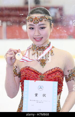 Tokyo, Giappone. 6 Nov, 2016. Wakaba Higuchi Pattinaggio di Figura : Oriente Giappone la figura pattinare Championship 2016, donna cerimonia di premiazione a DyDo Drinco Ice Arena a Tokyo in Giappone . © AFLO SPORT/Alamy Live News Foto Stock