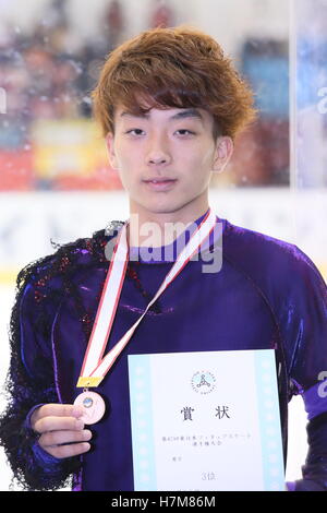 Tokyo, Giappone. 6 Nov, 2016. Yoji Nakano Pattinaggio di Figura : Oriente Giappone la figura pattinare Championship 2016, uomo cerimonia di premiazione a DyDo Drinco Ice Arena a Tokyo in Giappone . © AFLO SPORT/Alamy Live News Foto Stock