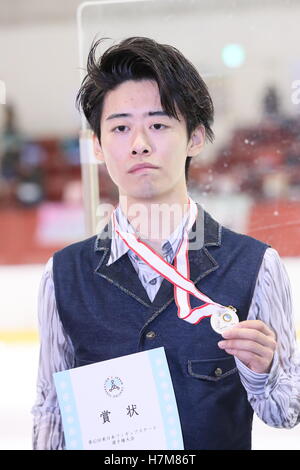 Tokyo, Giappone. 6 Nov, 2016. Jun Suzuki Pattinaggio di Figura : Oriente Giappone la figura pattinare Championship 2016, uomo cerimonia di premiazione a DyDo Drinco Ice Arena a Tokyo in Giappone . © AFLO SPORT/Alamy Live News Foto Stock