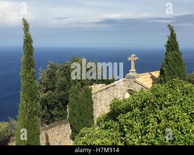 Mallorca, Spagna. 22 ottobre, 2016. Vista sulla cappella del romitorio alta sopra il Mar Mediterraneo a Valldemossa sull'isola di Mallorca, Spagna, 22 ottobre 2016. I monaci vivono lontani dalla Ballermann, birra e bar in un diverso, silenzioso Mallorca. Nel villaggio idilliaco di Valldemossa vi sono ancora quattro emerits oggi che seguire una tradizione antica dall'Egitto. I monaci vivono in costante preghiera e sono gli ultimi nel loro genere. Foto: CAROLA FRENTZEN/dpa/Alamy Live News Foto Stock