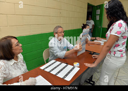 Managua, Nicaragua. 6 Nov, 2016. Una donna viene registrato prima della fase di colata il suo voto a un centro di polling a Managua, Nicaragua, nov. 6, 2016. Nicaraguensi si è recato alle urne domenica alle elezioni generali per eleggere il presidente, vice-presidente e i legislatori. Credito: Oscar Navarrete/Xinhua/Alamy Live News Foto Stock