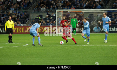 New York, Stati Uniti. 6 Nov, 2016. New York, NY, Stati Uniti d'America - 6 Novembre 2016: Sebastian Giovinco (10) di Toronto FC controlla la sfera durante la tazza di MLS Eastern Conference semifinale contro NYC FC allo Yankee Stadium Toronto ha vinto 5 - 0 Credito: lev radin/Alamy Live News Foto Stock