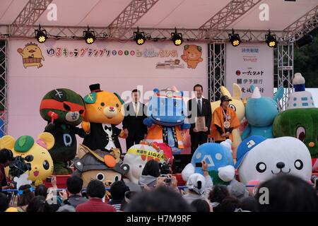 Mascotte giapponese caratteri in Yuru-Kyara Grand Prix il 6 novembre 2016, in Matsuyama, Giappone. Simpatico peluche mascotte sono molto popolari in Giappone e di entrambe le società e le autorità locali li utilizzano per promuovere i loro prodotti e per regione. Il Yuru-Kyara Grand Prix è un evento annuale organizzato per la prima volta nel 2010, che riunisce oltre 1000 mascotte provenienti da tutto il paese. I visitatori della manifestazione sono in grado di votare per il loro personaggio preferito e ogni anno un vincitore viene scelto. © Asta Walters/AFLO/Alamy Live News Foto Stock