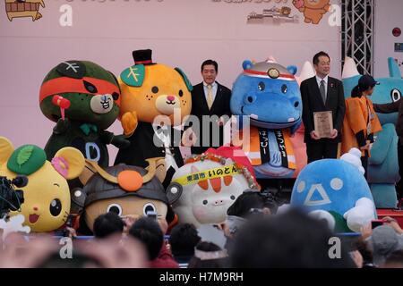 Mascotte giapponese caratteri in Yuru-Kyara Grand Prix il 6 novembre 2016, in Matsuyama, Giappone. Simpatico peluche mascotte sono molto popolari in Giappone e di entrambe le società e le autorità locali li utilizzano per promuovere i loro prodotti e per regione. Il Yuru-Kyara Grand Prix è un evento annuale organizzato per la prima volta nel 2010, che riunisce oltre 1000 mascotte provenienti da tutto il paese. I visitatori della manifestazione sono in grado di votare per il loro personaggio preferito e ogni anno un vincitore viene scelto. © Asta Walters/AFLO/Alamy Live News Foto Stock