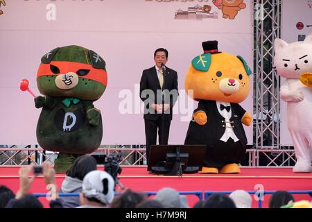 Mascotte giapponese caratteri in Yuru-Kyara Grand Prix il 6 novembre 2016, in Matsuyama, Giappone. Simpatico peluche mascotte sono molto popolari in Giappone e di entrambe le società e le autorità locali li utilizzano per promuovere i loro prodotti e per regione. Il Yuru-Kyara Grand Prix è un evento annuale organizzato per la prima volta nel 2010, che riunisce oltre 1000 mascotte provenienti da tutto il paese. I visitatori della manifestazione sono in grado di votare per il loro personaggio preferito e ogni anno un vincitore viene scelto. © Asta Walters/AFLO/Alamy Live News Foto Stock