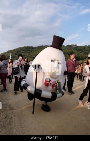 Mascotte giapponese caratteri in Yuru-Kyara Grand Prix il 6 novembre 2016, in Matsuyama, Giappone. Simpatico peluche mascotte sono molto popolari in Giappone e di entrambe le società e le autorità locali li utilizzano per promuovere i loro prodotti e per regione. Il Yuru-Kyara Grand Prix è un evento annuale organizzato per la prima volta nel 2010, che riunisce oltre 1000 mascotte provenienti da tutto il paese. I visitatori della manifestazione sono in grado di votare per il loro personaggio preferito e ogni anno un vincitore viene scelto. © Asta Walters/AFLO/Alamy Live News Foto Stock