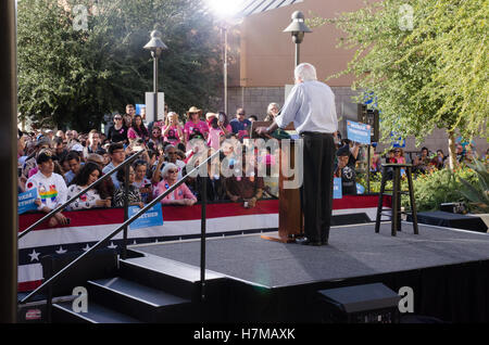 Las Vegas, Nevada, USA. 6 Nov, 2016. Il senatore Bernie Sanders rally la folla ad un evento GOTV il 6 novembre 2016 presso il College of Southern Nevada settentrionale, Campus in Las Vegas NV. Credito: la foto di accesso/Alamy Live News Foto Stock