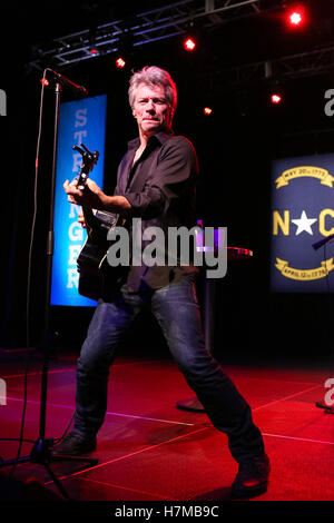 Charlotte, North Carolina, Stati Uniti d'America. 6 Nov, 2016. Jon Bon Jovi suona presso il Fillmore Charlotte su Novembre 6th, 2016 per la Charlotte amore trionfi concerto di odio e di ricordare agli elettori di uscire e di votare Martedì, Novembre 8th. Credito: l'accesso a foto/ Foto Stock