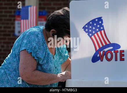 Los Angeles, Stati Uniti d'America. 6 Nov, 2016. Un elettore riempie il suo voto in corrispondenza di una stazione di polling in Los Angeles, California, negli Stati Uniti il 9 novembre 6, 2016. Secondo membro votare leggi, 37 Stati e il Distretto di Columbia consentire agli elettori di votare in persona o tramite mail prima del giorno delle elezioni, mentre sei membri consentono al voto con una scusa e sette non consentono alcuna forma di voto anticipato. Credito: Zhao Hanrong/Xinhua/Alamy Live News Foto Stock