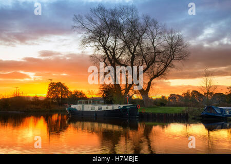 Rufford, Lancashire, Regno Unito. Regno Unito Meteo. Il freddo e nebbioso inizia con temperature al di sotto di 3 gradi sotto zero; una meravigliosa parte rurale del Lancashire sul ramo di Rufford di Leeds e Liverpool Canal, con houseboat residenti il risveglio di un gelido iniziare anche con temperature più fredde previsioni per tutta la notte. Credito: CernanElias/Alamy Live News Foto Stock