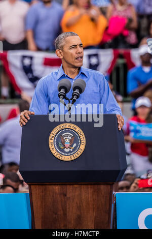 Kissimmee, Florida, Stati Uniti d'America 6 Nov, 2016 Presidente Barack Obama campagne per Hillary Clinton di domenica 6 novembre 2016 presso Heritage Park a Kissimmee, Florida. Credito: la foto di accesso/Alamy Live News Foto Stock