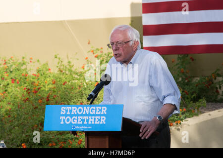 Il senatore Bernie Sanders rally la folla ad un evento GOTV il 6 novembre 2016 presso il College of Southern Nevada settentrionale, Campus in Las Vegas NV. Foto Stock