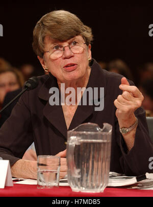 Washington, Distretto di Columbia, Stati Uniti d'America. 13 apr 2004. Washington, DC - Aprile 13, 2004 -- ex Procuratore Generale Janet Reno testimonia davanti alla commissione nazionale sugli attentati terroristici dopo gli Stati Uniti (9-11) della Commissione a Washington, DC 13 Aprile 2004.Credit: Ron Sachs/CNP.[restrizione: No New York Metro o altri giornali nel raggio di 75 miglia da New York City] © Ron Sachs/CNP/ZUMA filo/Alamy Live News Foto Stock