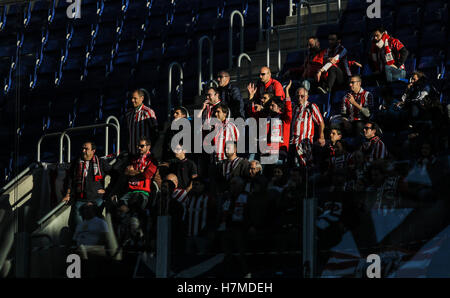 Barcellona, Spagna. 6 Nov, 2016. Athletic Club sostenitori. La Liga Santander, undicesima giornata gioco tra RCD Espanyol e Athletic Club de Bilbao si è conclusa con un 0-0. RCDE Stadium, Barcelona, Spagna. Novembre 6th, 2016 Credit: VWPics/Alamy Live News Foto Stock