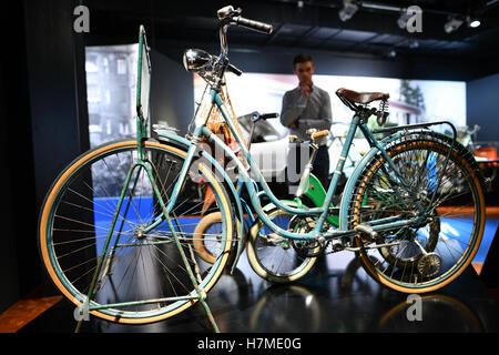 Mannheim, Germania. 07 Nov, 2016. Un uomo guarda un signore bike a partire dagli anni cinquanta in mostra presso il Technoseum nella speciale mostra ' 2 ruote - 200 anni. Freiherr von Drais e la storia della bicicletta' a Mannheim, Germania, 07 novembre 2016. Nel 1817 il barone Karl von Drais ha intrapreso la prima corsa con i primi velocipede e il precursore di oggi·s bicicletta. Foto: UWE ANSPACH/dpa/Alamy Live News Foto Stock