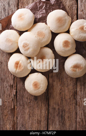 Appena sfornato pane marocchino mkhamer vicino sul tavolo. Vista verticale da sopra Foto Stock