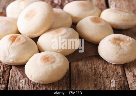 Marocchino tradizionale batbout piccolo pane vicino sul tavolo orizzontale. Foto Stock