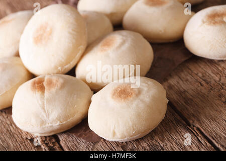 Piccolo marocchino pita batbout vicino sul tavolo orizzontale. Foto Stock