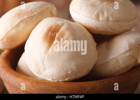 Pita marocchino batbouts macro nella ciotola di legno orizzontale. Foto Stock