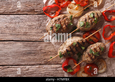 Kebab turco con verdure grigliate sul tavolo. Vista orizzontale dal di sopra Foto Stock